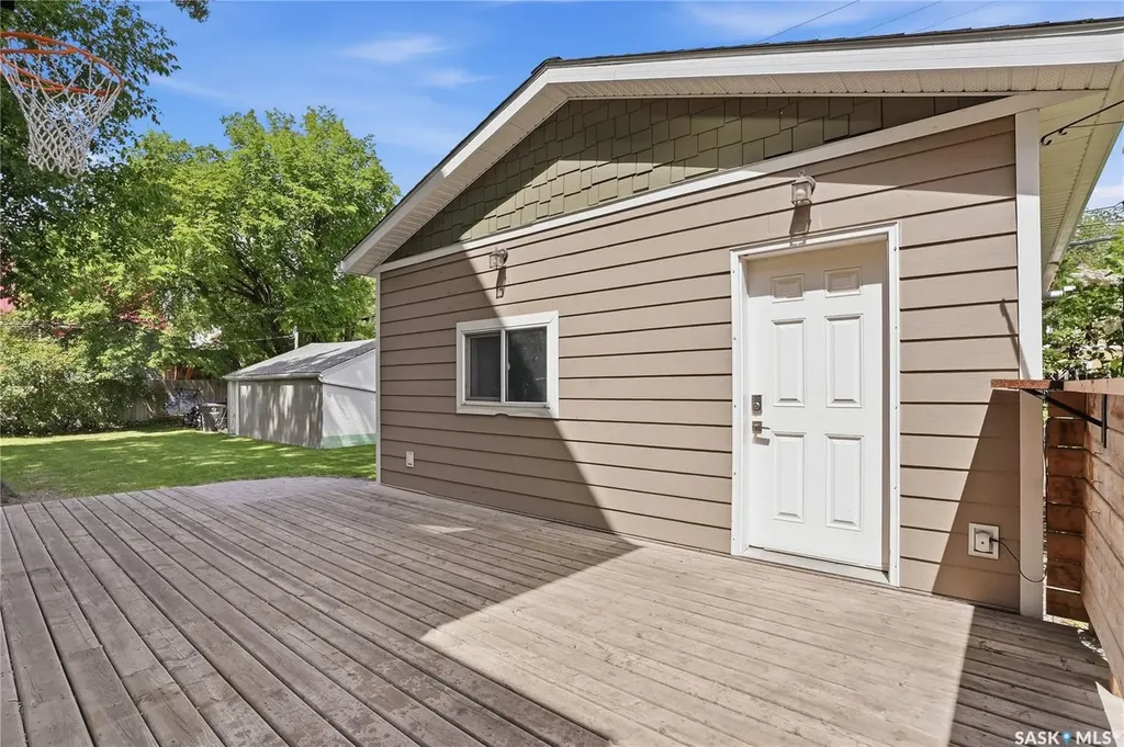 212 25th Street W Saskatoon SK S7L 0C4