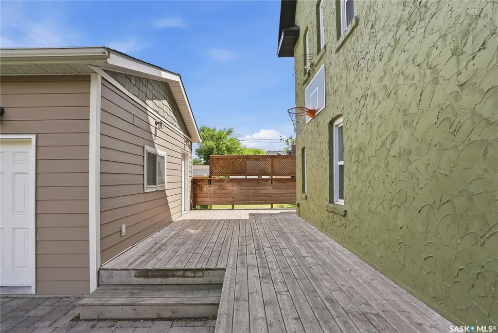212 25th Street W Saskatoon SK S7L 0C4