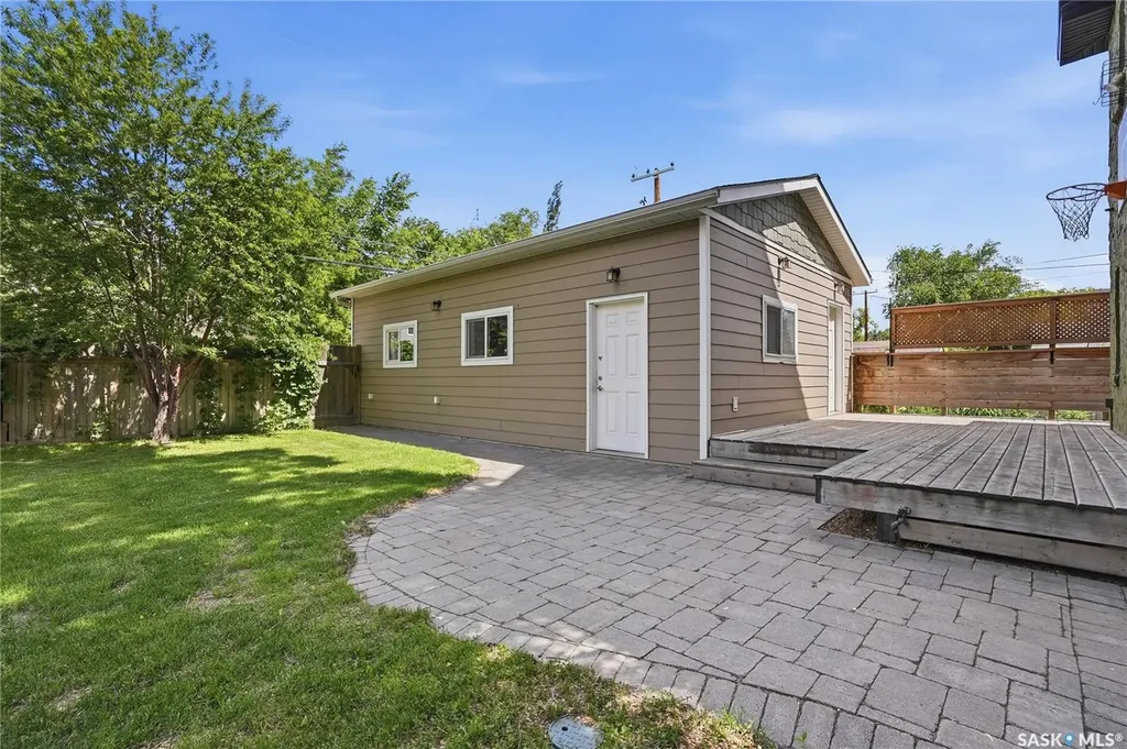 212 25th Street W Saskatoon SK S7L 0C4