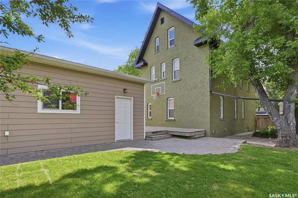 212 25th Street W Saskatoon SK S7L 0C4