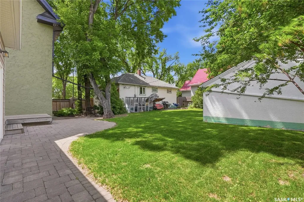 212 25th Street W Saskatoon SK S7L 0C4