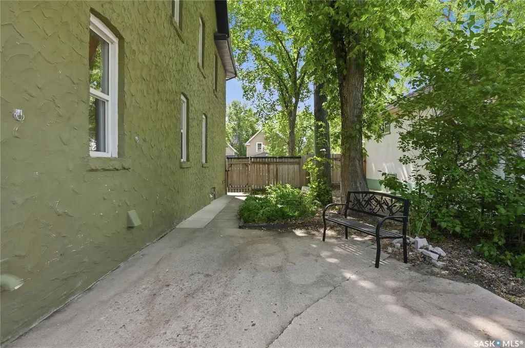 212 25th Street W Saskatoon SK S7L 0C4