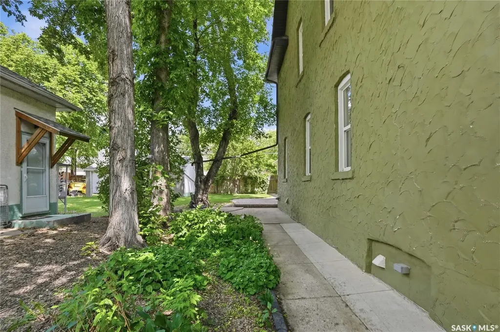 212 25th Street W Saskatoon SK S7L 0C4