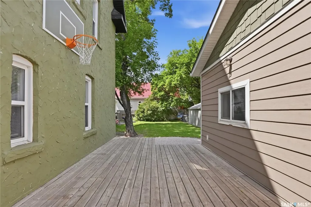 212 25th Street W Saskatoon SK S7L 0C4