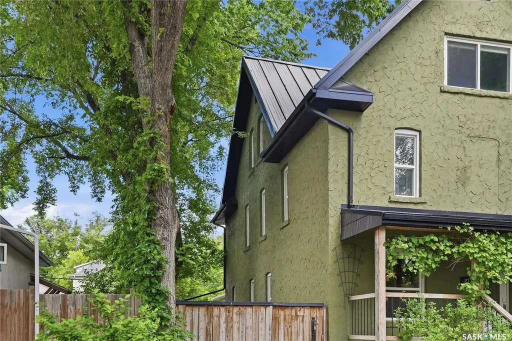 212 25th Street W Saskatoon SK S7L 0C4