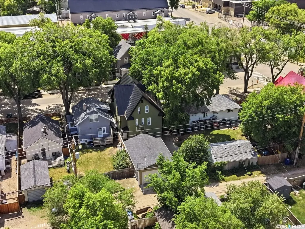 212 25th Street W Saskatoon SK S7L 0C4