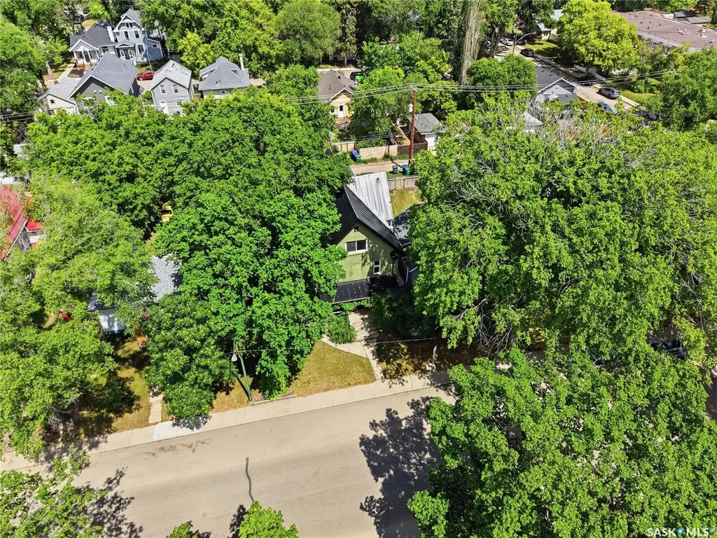 212 25th Street W Saskatoon SK S7L 0C4
