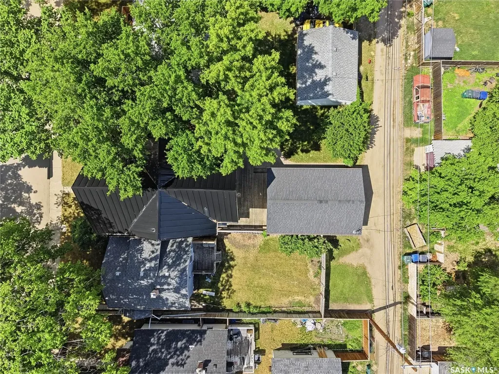 212 25th Street W Saskatoon SK S7L 0C4