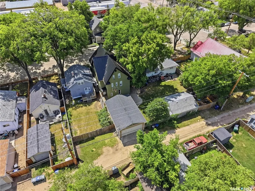 212 25th Street W Saskatoon SK S7L 0C4