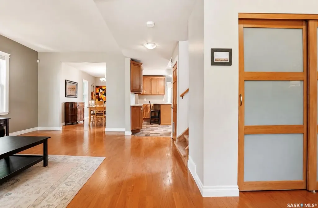 212 25th Street W Saskatoon SK S7L 0C4