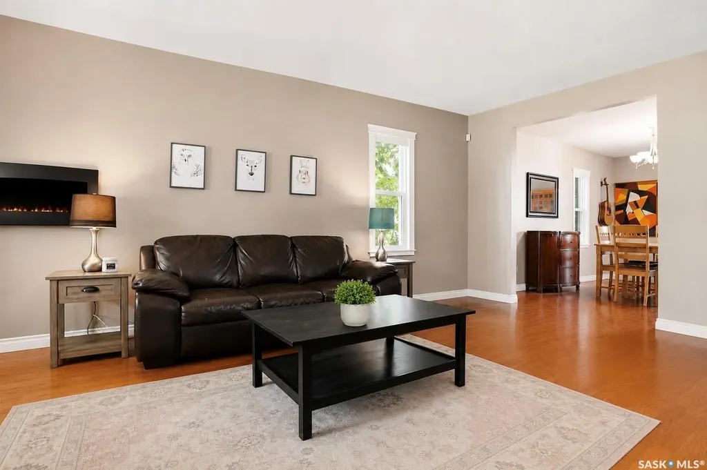 212 25th Street W Saskatoon SK S7L 0C4