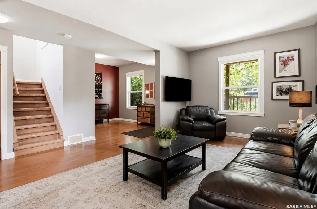 212 25th Street W Saskatoon SK S7L 0C4
