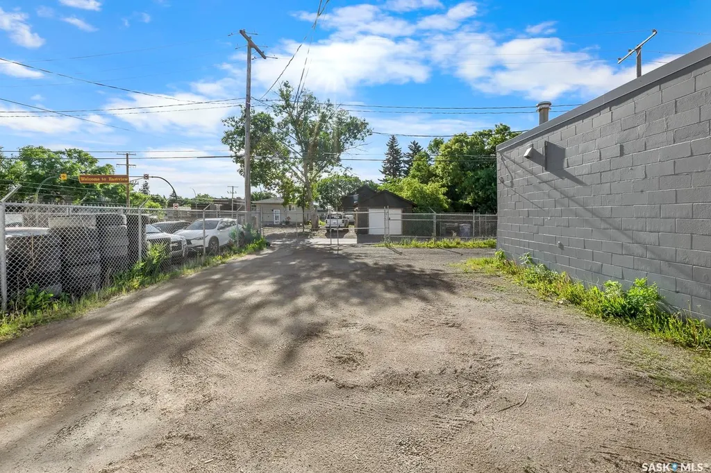 1015 Winnipeg Street Regina SK S4R 1J3
