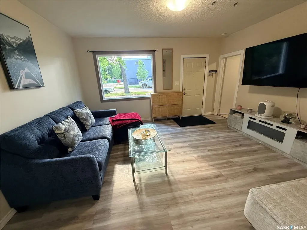 1336 D Avenue N Saskatoon SK S7L 1P3