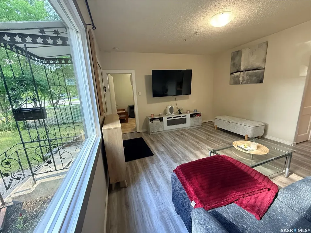 1336 D Avenue N Saskatoon SK S7L 1P3