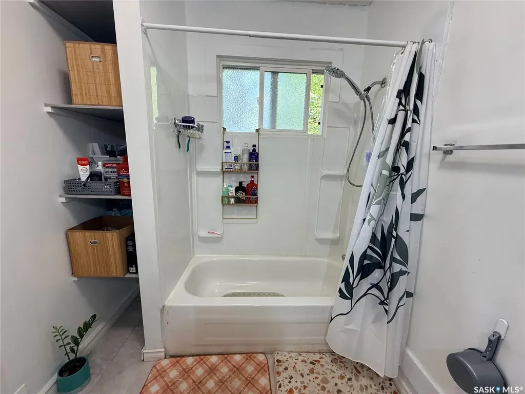 1336 D Avenue N Saskatoon SK S7L 1P3