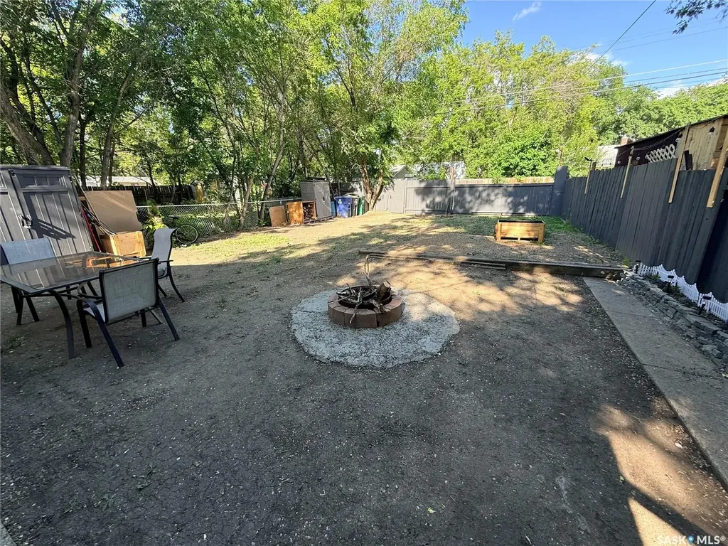 1336 D Avenue N Saskatoon SK S7L 1P3