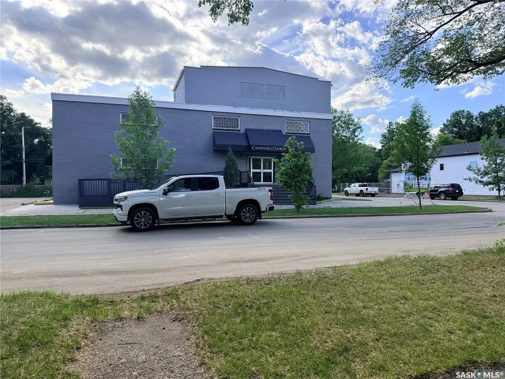 1336 D Avenue N Saskatoon SK S7L 1P3