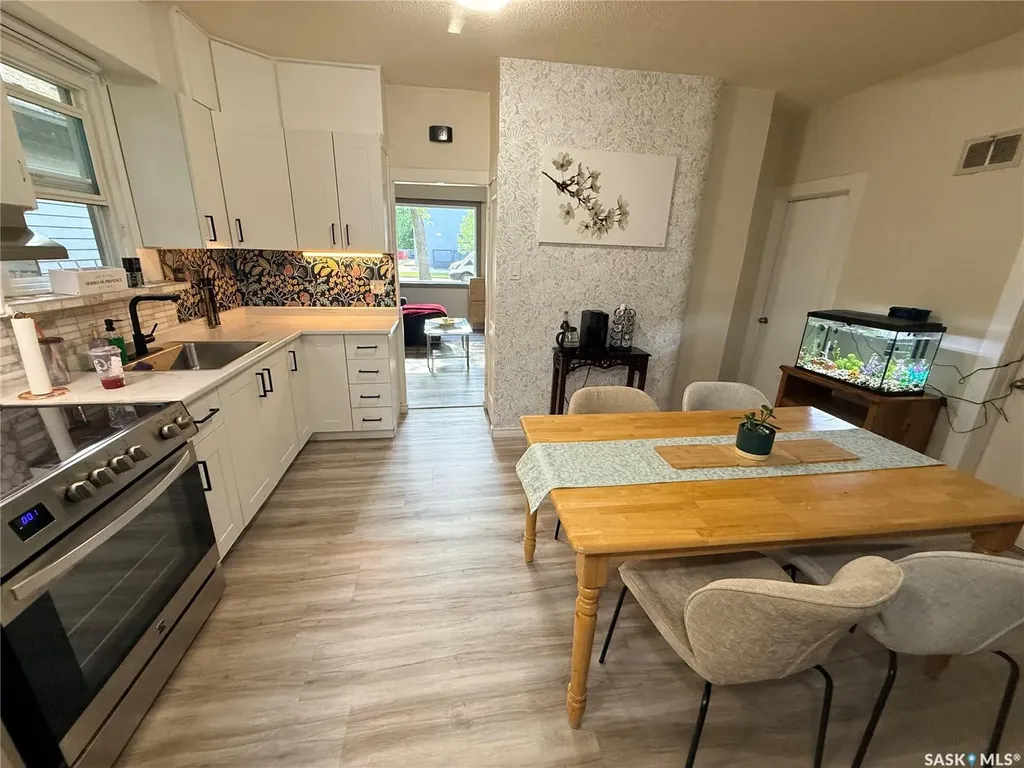 1336 D Avenue N Saskatoon SK S7L 1P3