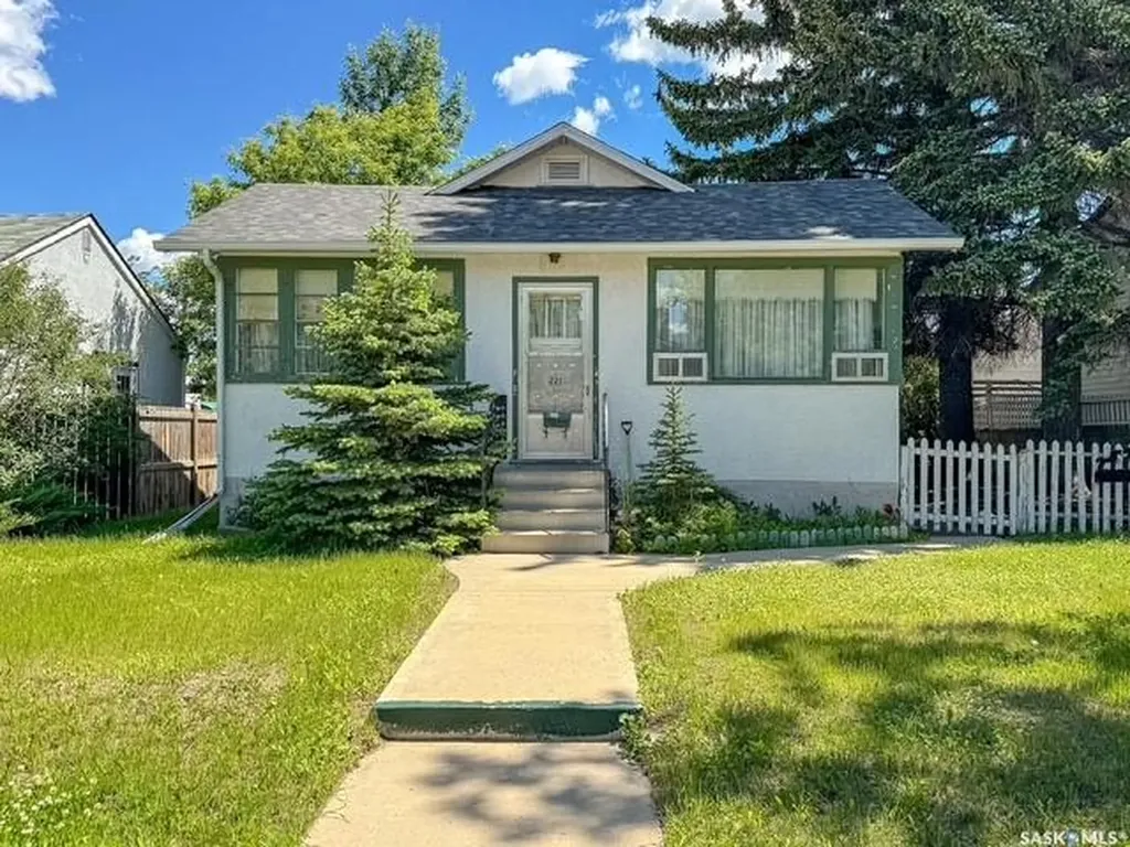 221 4th Avenue NE Swift Current SK S9H 2J4