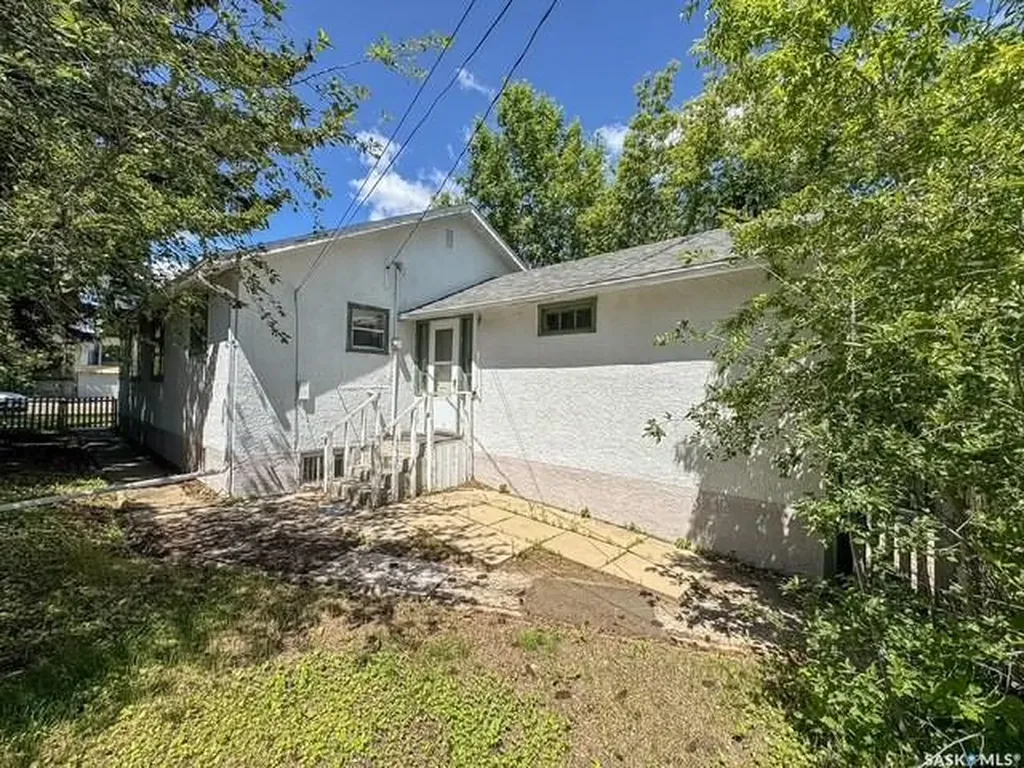 221 4th Avenue NE Swift Current SK S9H 2J4