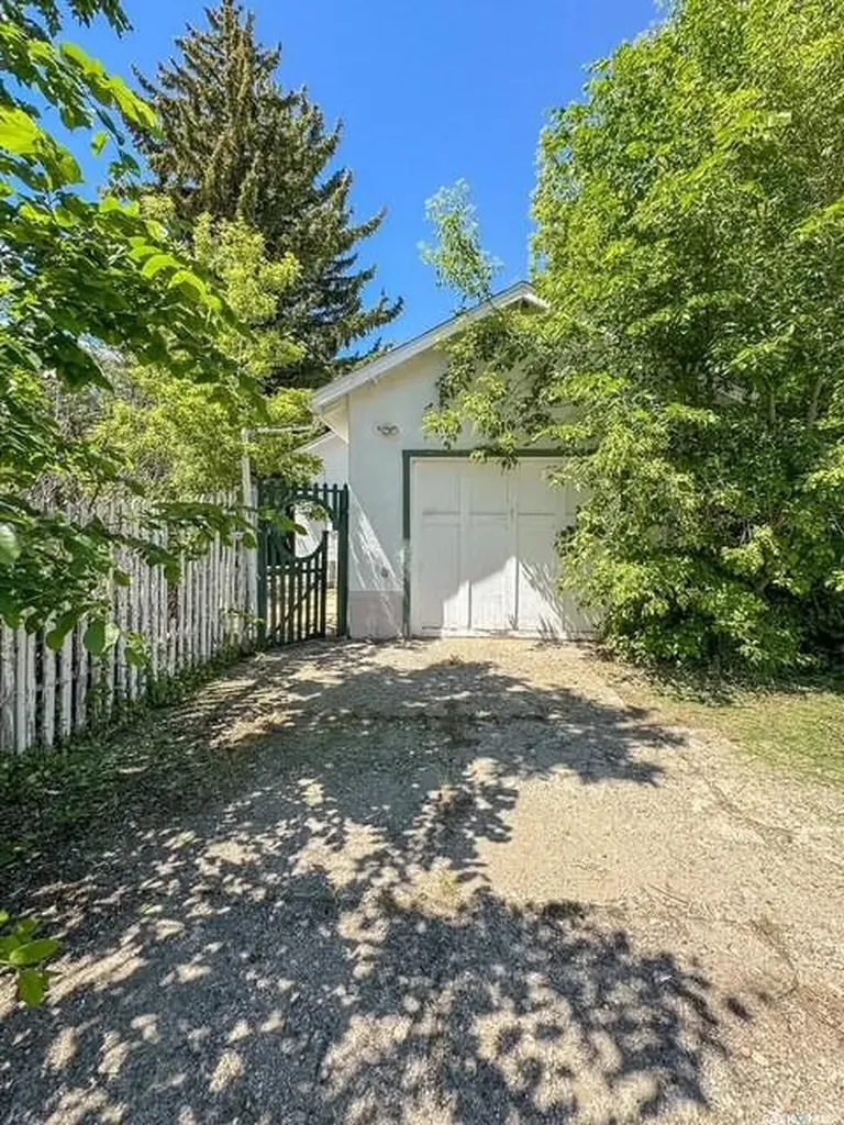 221 4th Avenue NE Swift Current SK S9H 2J4