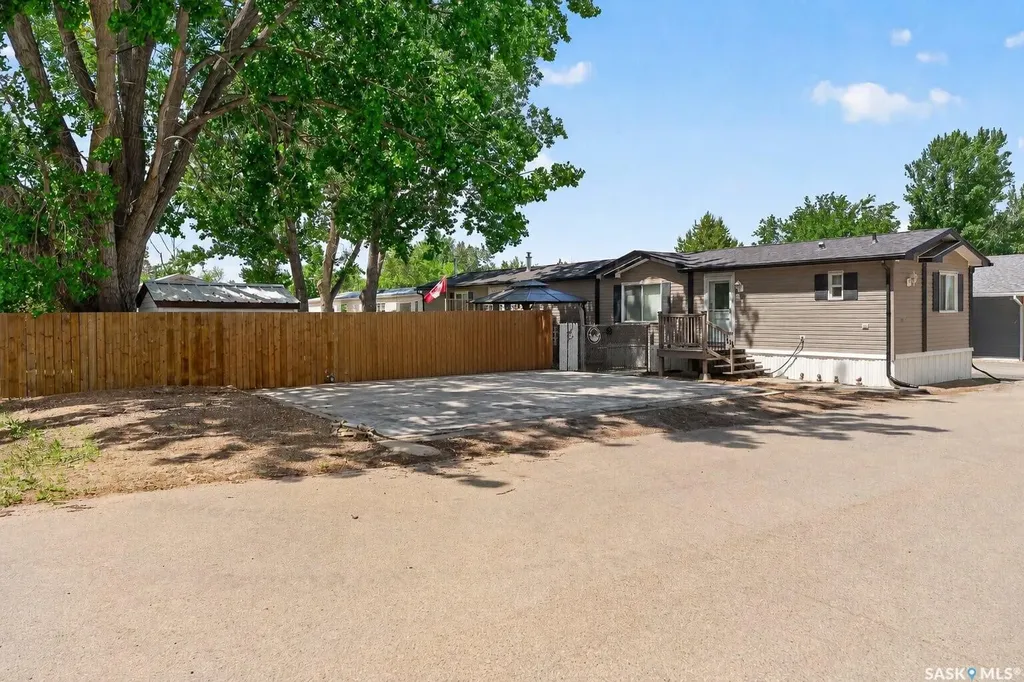 1455 9th Avenue NE Moose Jaw SK S6J 1C6