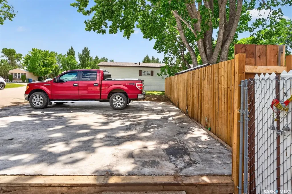 1455 9th Avenue NE Moose Jaw SK S6J 1C6