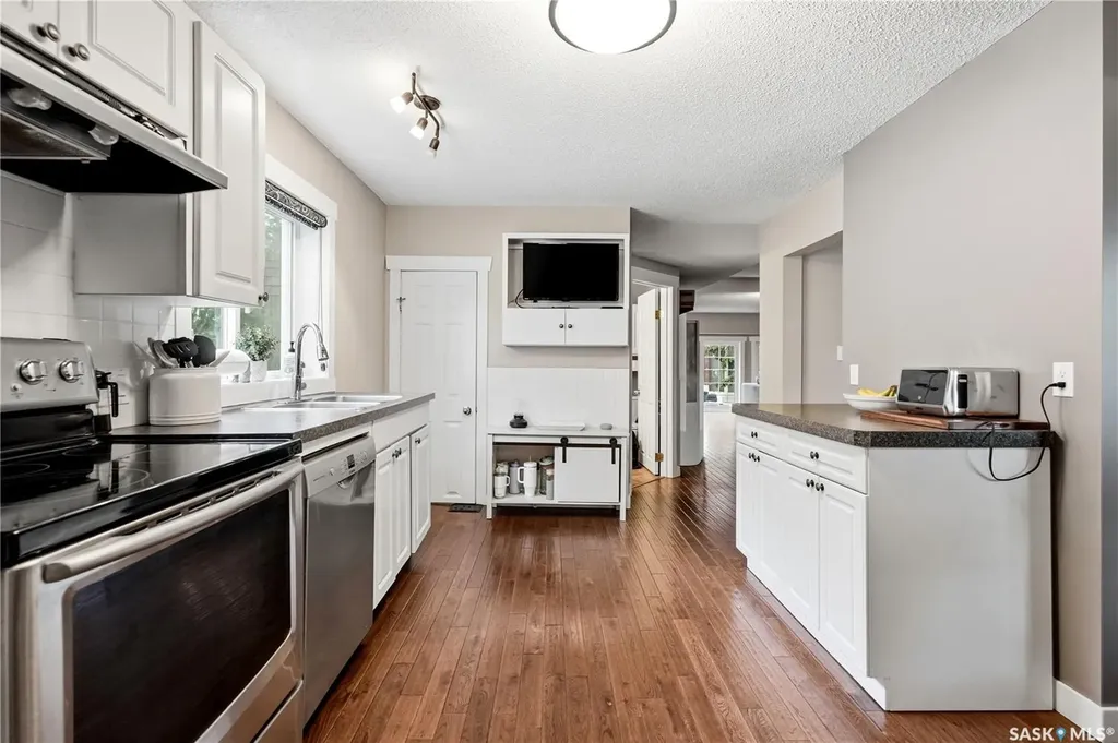 1054 Clifton Avenue Moose Jaw SK S6H 3L2
