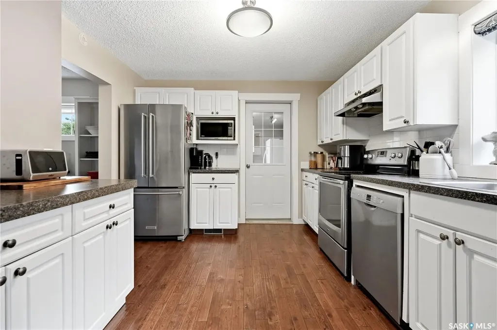 1054 Clifton Avenue Moose Jaw SK S6H 3L2