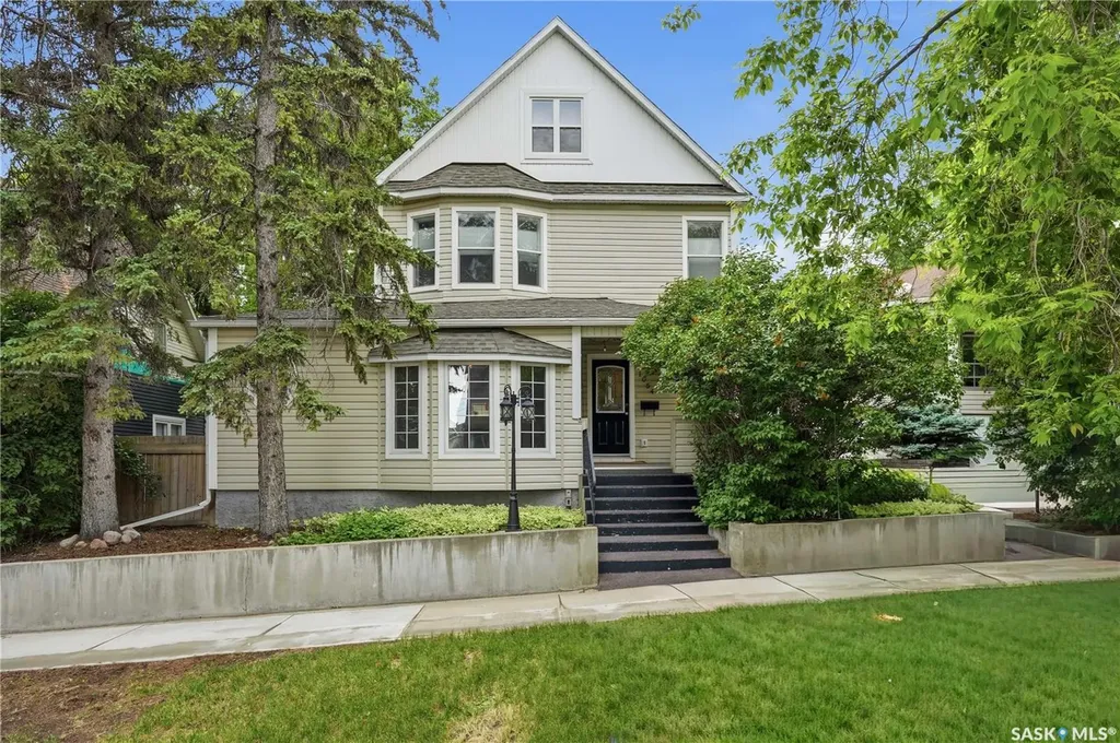 1054 Clifton Avenue Moose Jaw SK S6H 3L2