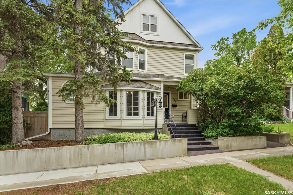 1054 Clifton Avenue Moose Jaw SK S6H 3L2