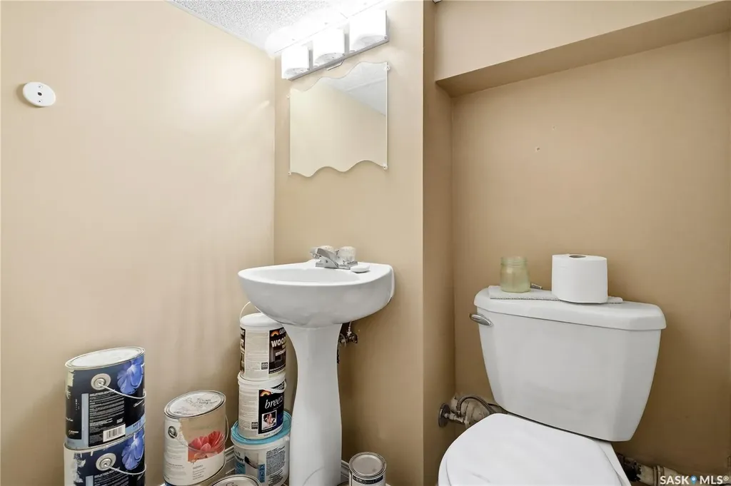 1054 Clifton Avenue Moose Jaw SK S6H 3L2