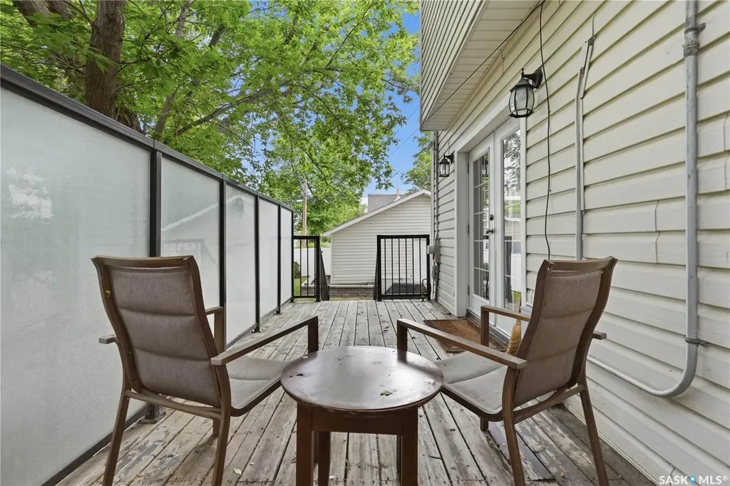 1054 Clifton Avenue Moose Jaw SK S6H 3L2