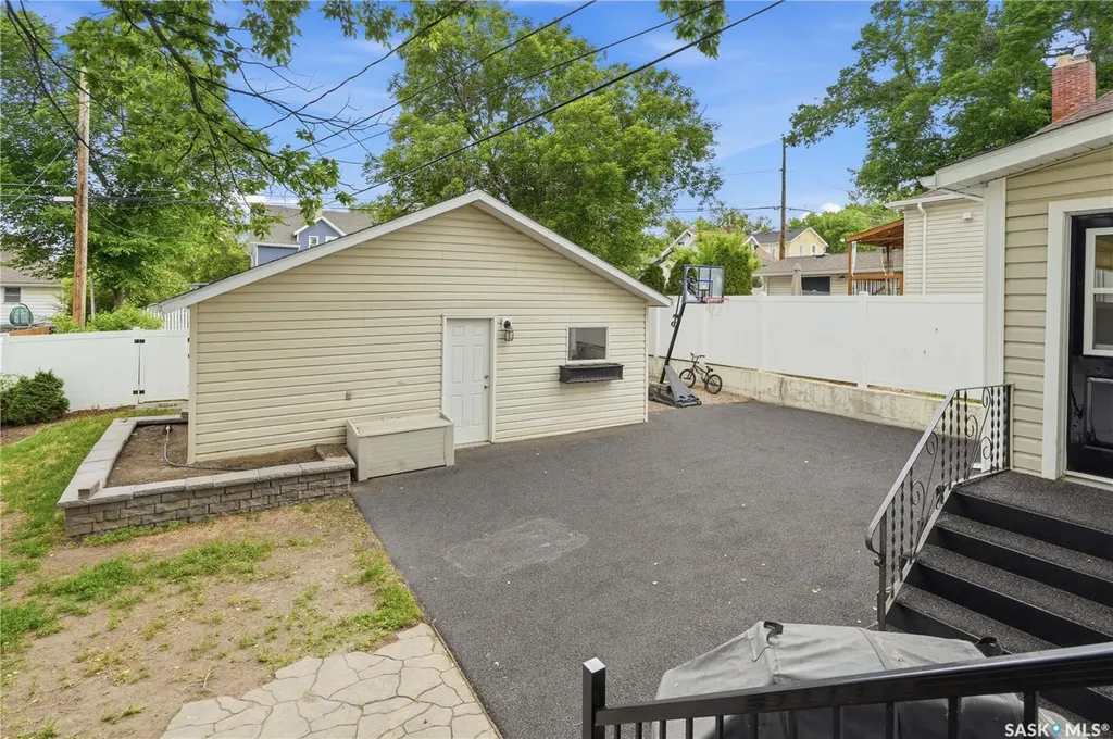 1054 Clifton Avenue Moose Jaw SK S6H 3L2