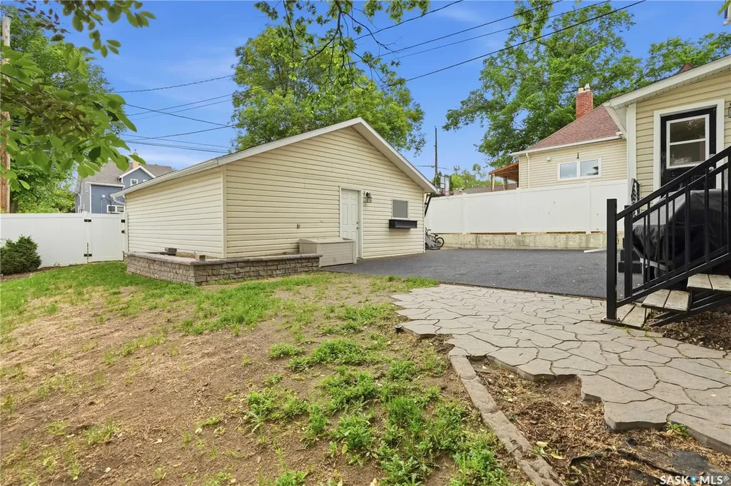 1054 Clifton Avenue Moose Jaw SK S6H 3L2