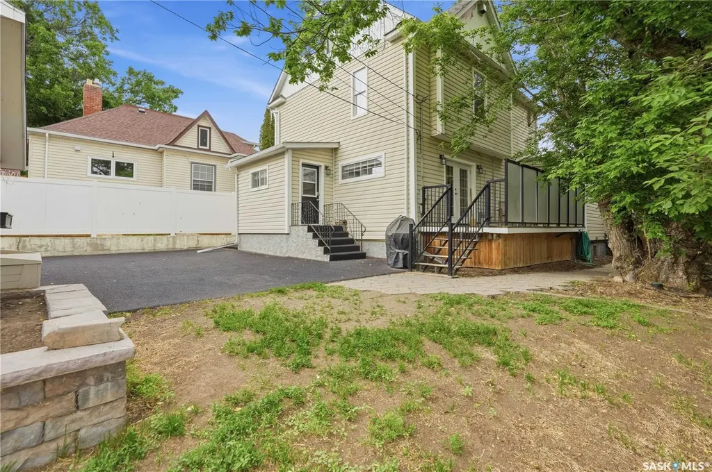 1054 Clifton Avenue Moose Jaw SK S6H 3L2