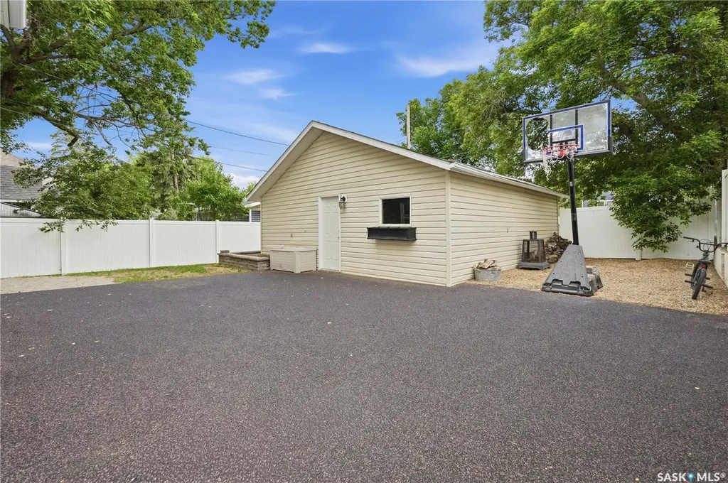 1054 Clifton Avenue Moose Jaw SK S6H 3L2