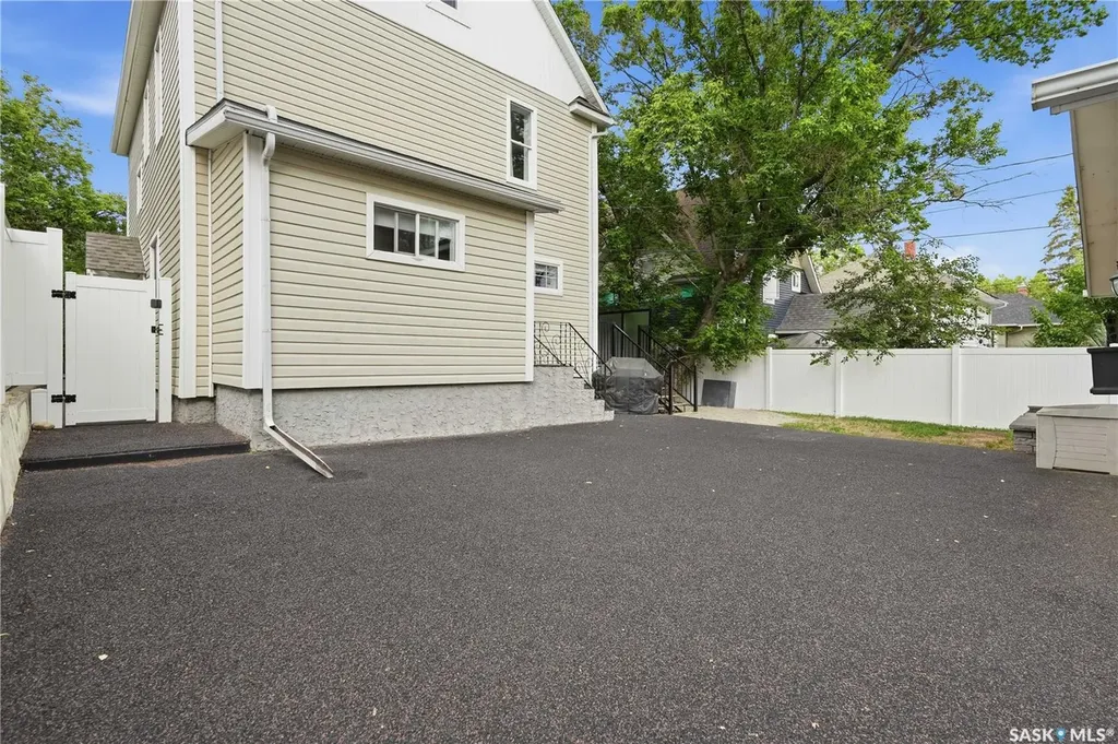 1054 Clifton Avenue Moose Jaw SK S6H 3L2
