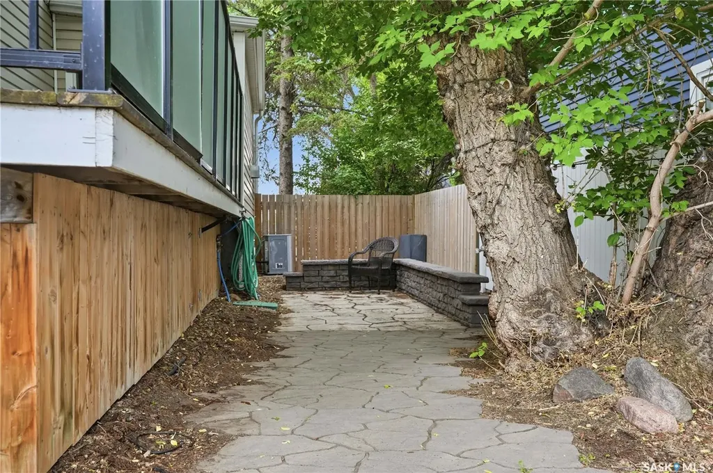 1054 Clifton Avenue Moose Jaw SK S6H 3L2