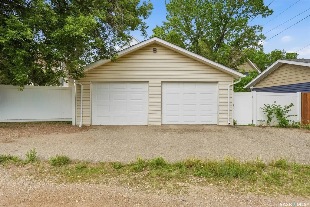 1054 Clifton Avenue Moose Jaw SK S6H 3L2