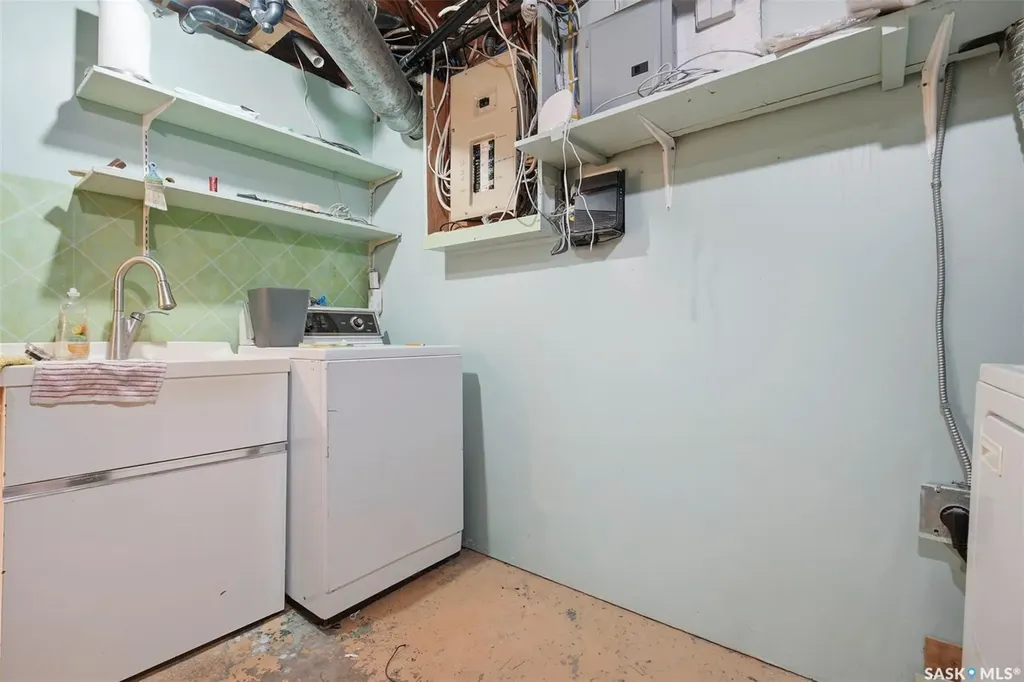 445 Witney Avenue S Saskatoon SK S7M 3K6