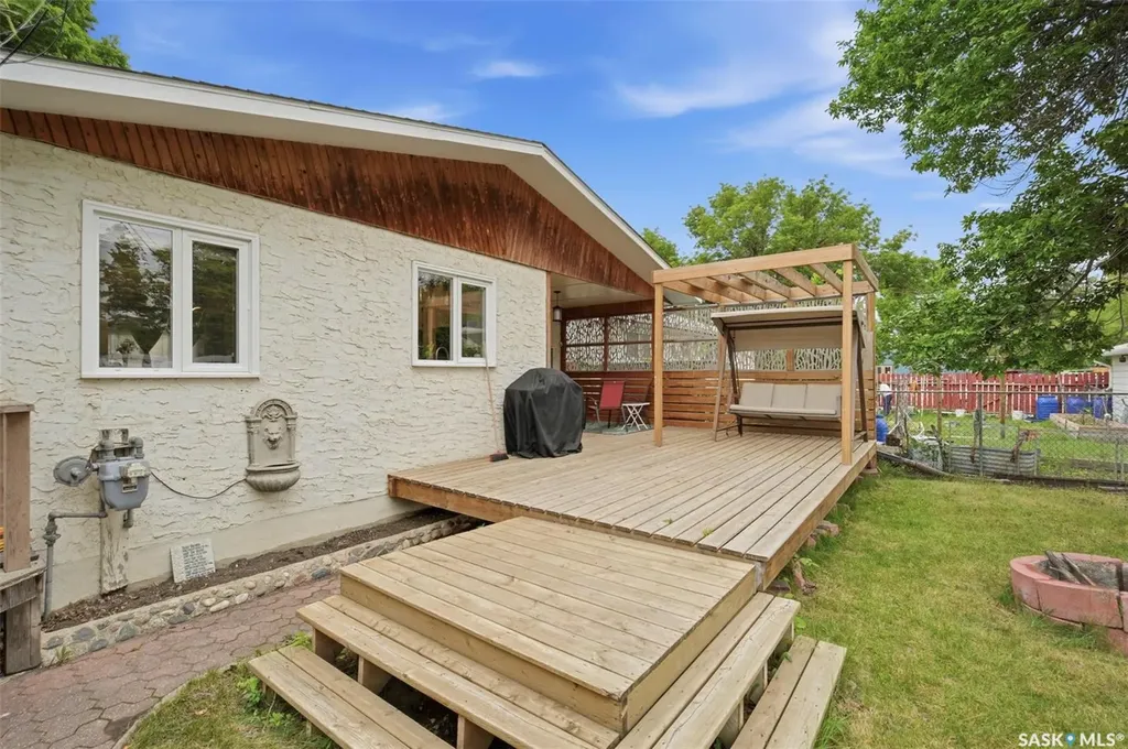 445 Witney Avenue S Saskatoon SK S7M 3K6