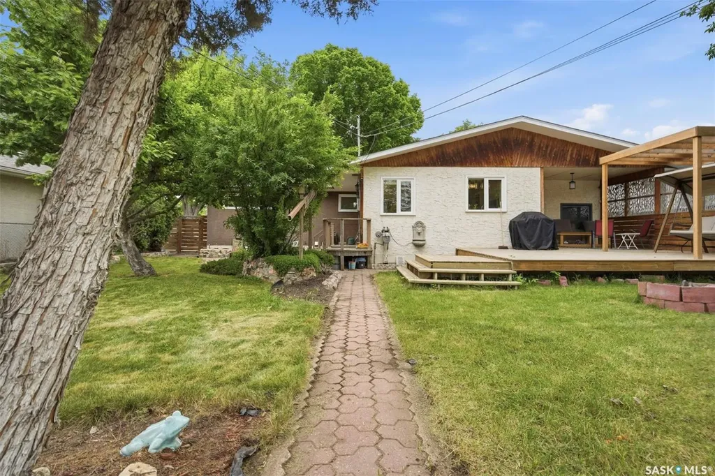 445 Witney Avenue S Saskatoon SK S7M 3K6
