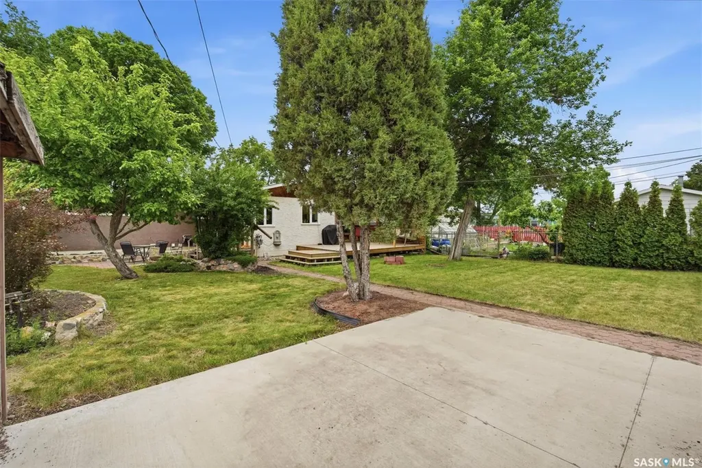 445 Witney Avenue S Saskatoon SK S7M 3K6