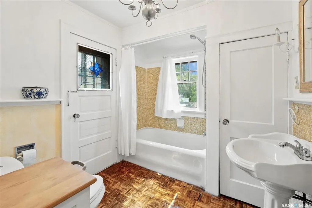 811 9th Avenue N Saskatoon SK S7K 2Z1