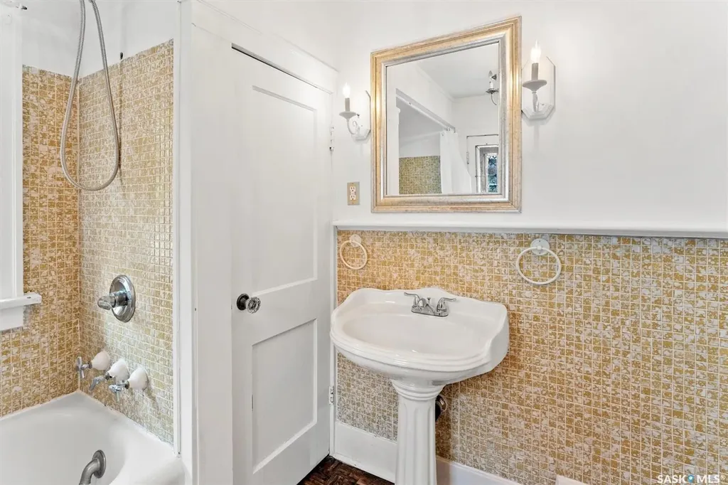811 9th Avenue N Saskatoon SK S7K 2Z1