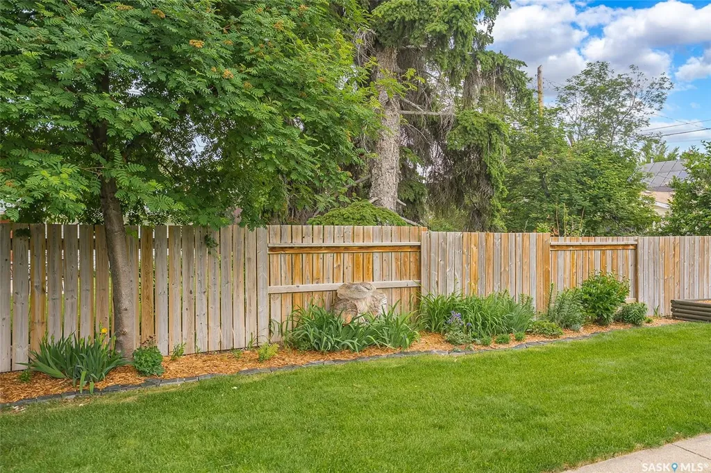 1139 2nd Street E Saskatoon SK S7H 1R4