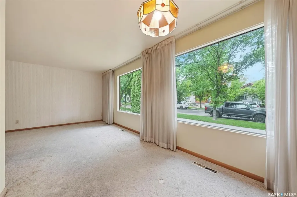 924 9th Avenue N Saskatoon SK S7K 2Z4