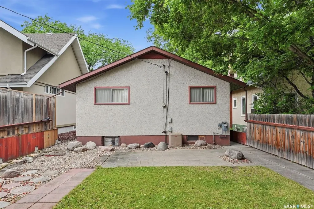 924 9th Avenue N Saskatoon SK S7K 2Z4
